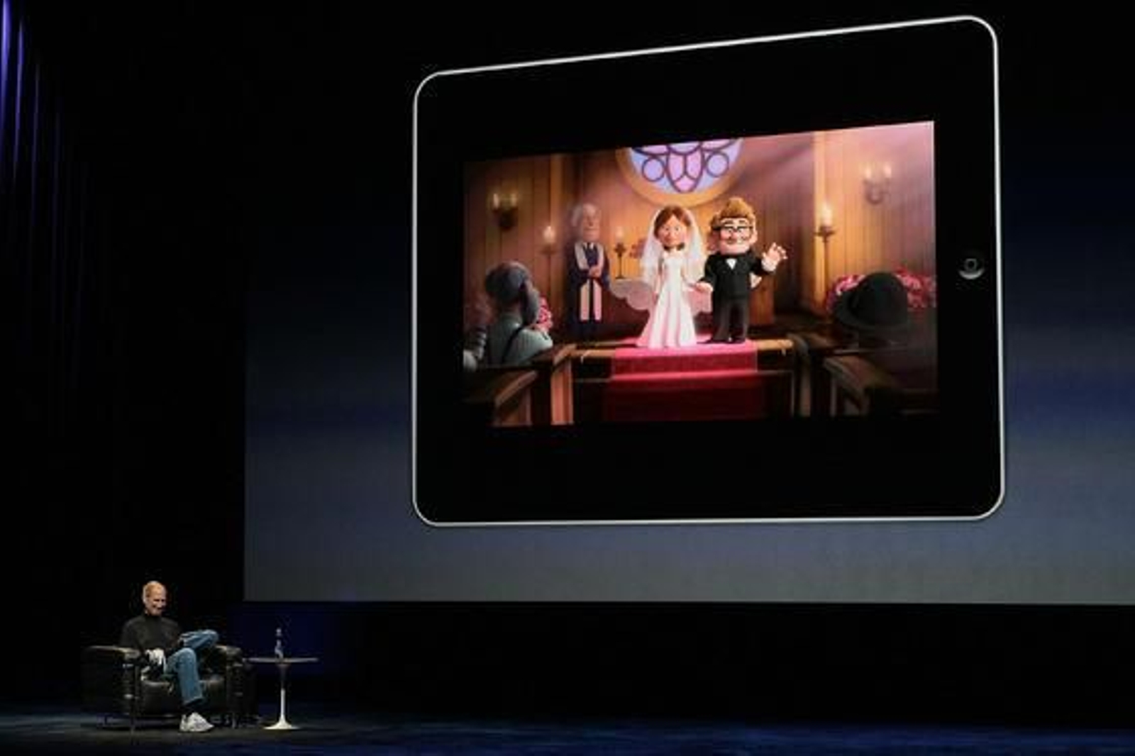 Jobs desmuestra como se ve una película en el iPad. / Reuters Jobs desmuestra como se ve una película en el iPad. / Reuters