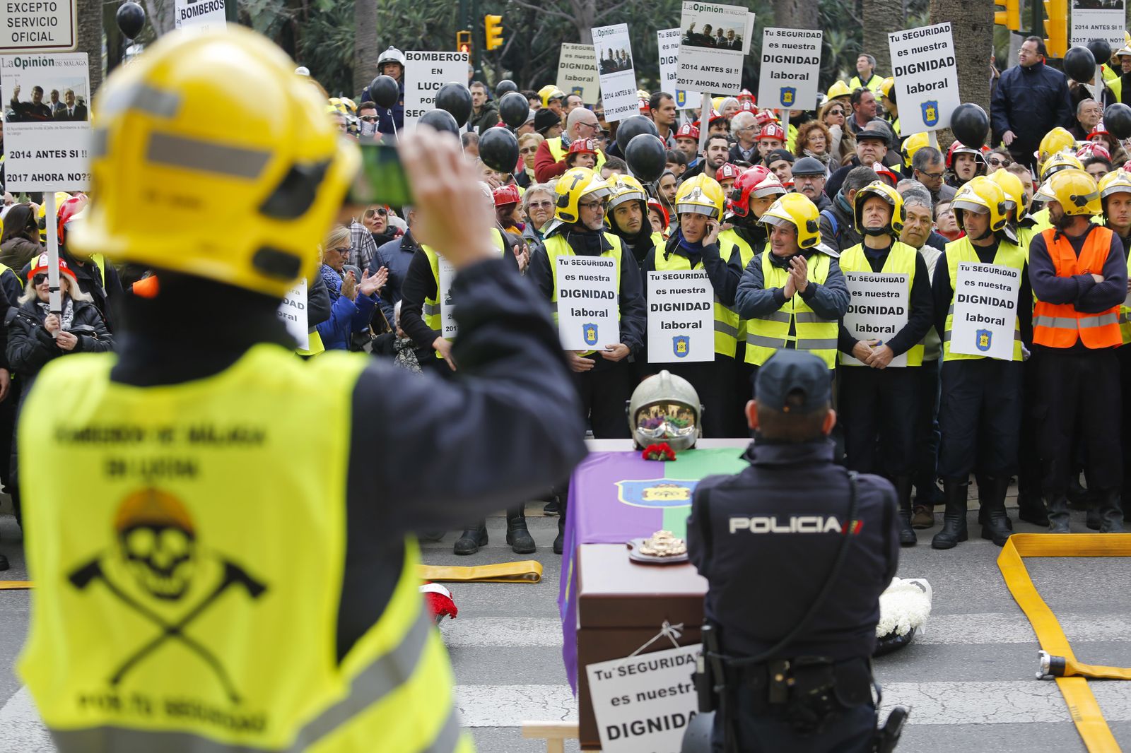 Las imágenes de la 'marcha fúnebre' de los bomberos en Málaga