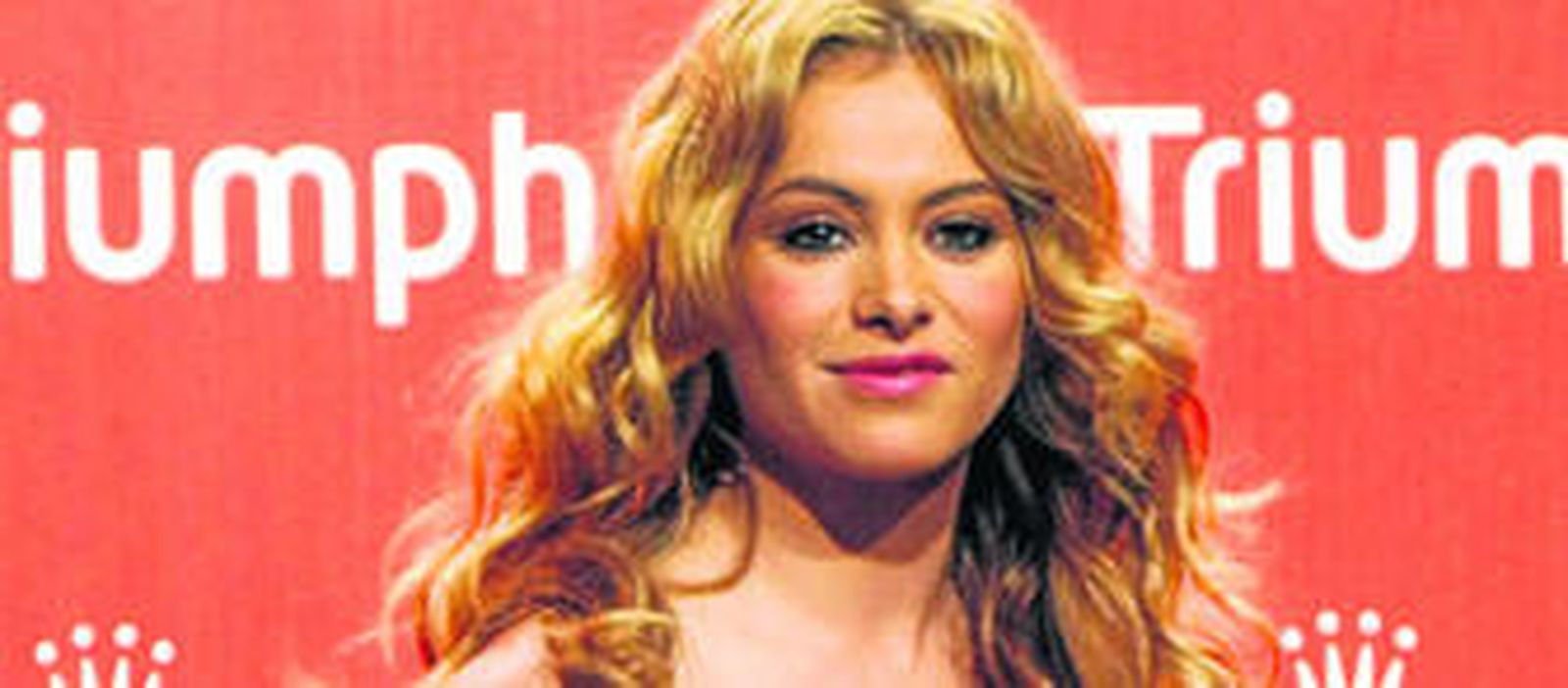 La mexicana durante la entrega de premios del concurso de diseño Triumph.