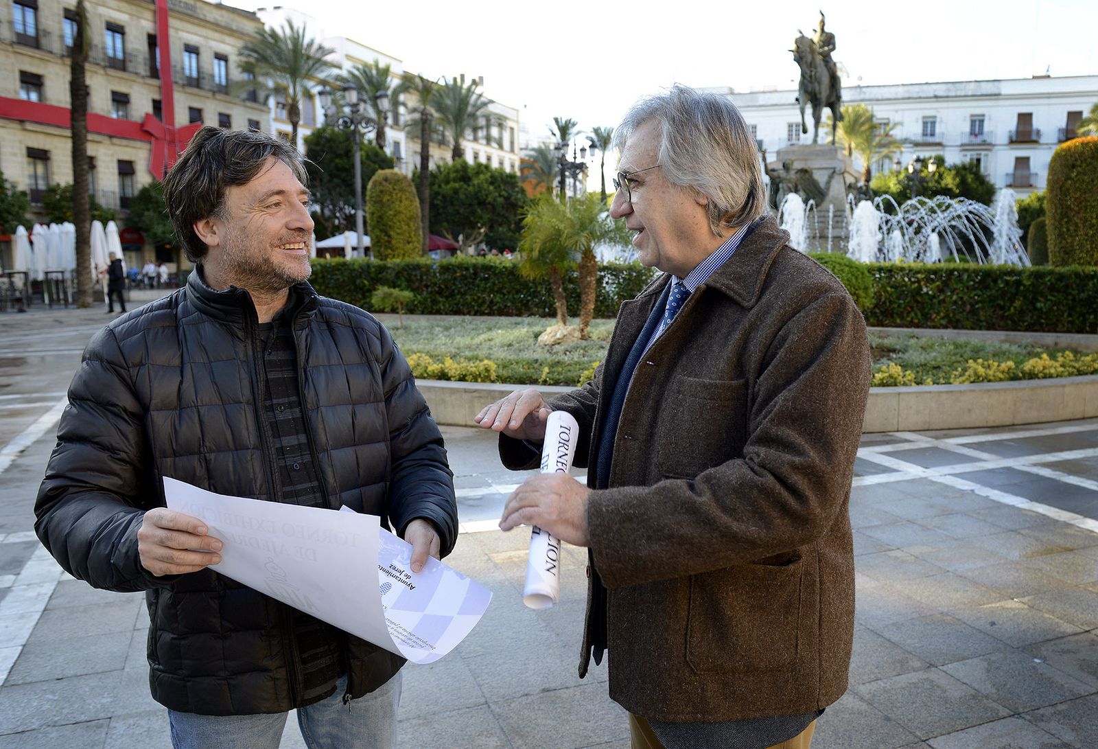 Pedro Alfonso Gómez, con Francisco Camas en la Plaza del Arenal.