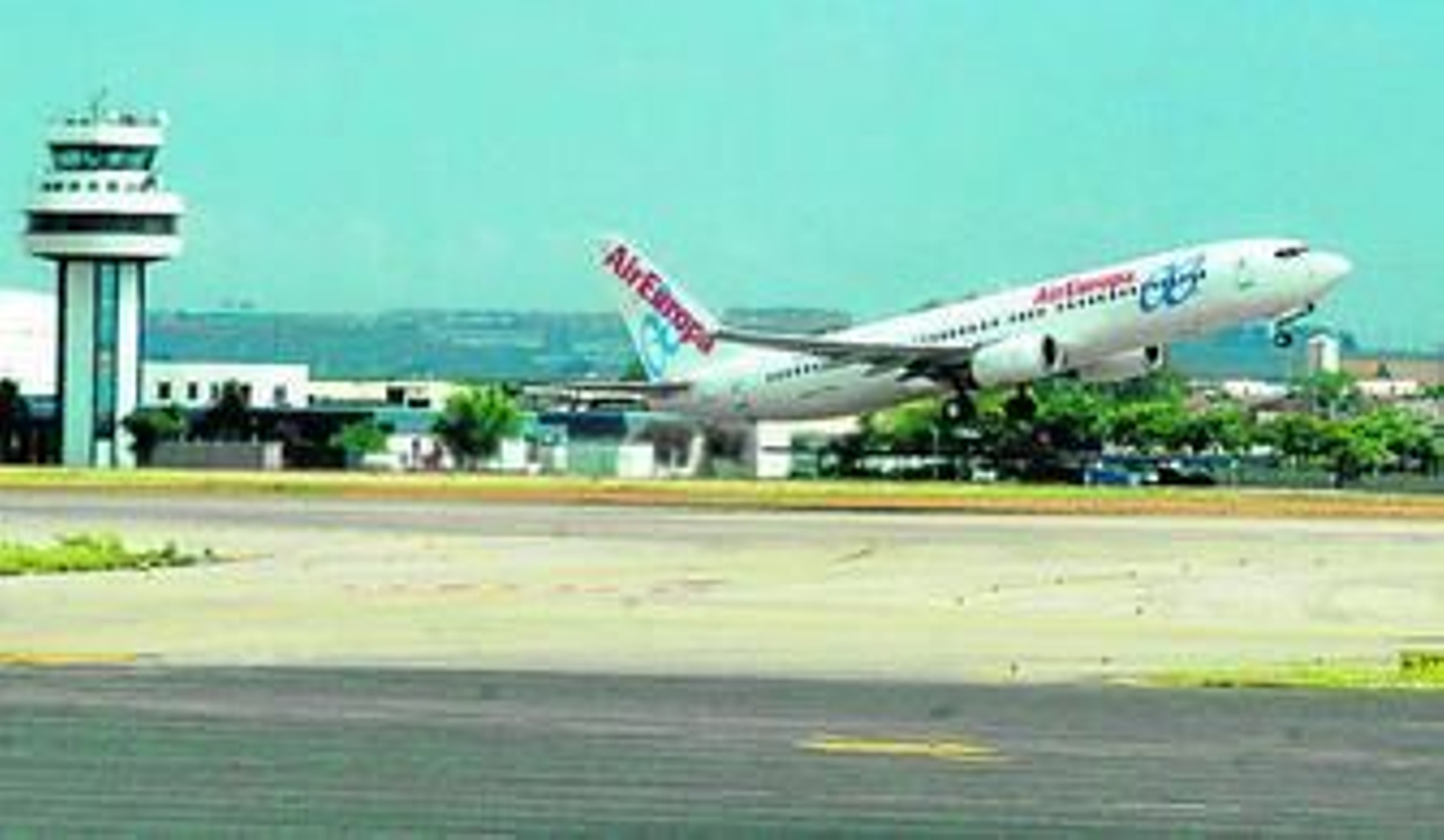 Un avión de Air Europa despega del aeropuerto de Sevilla.