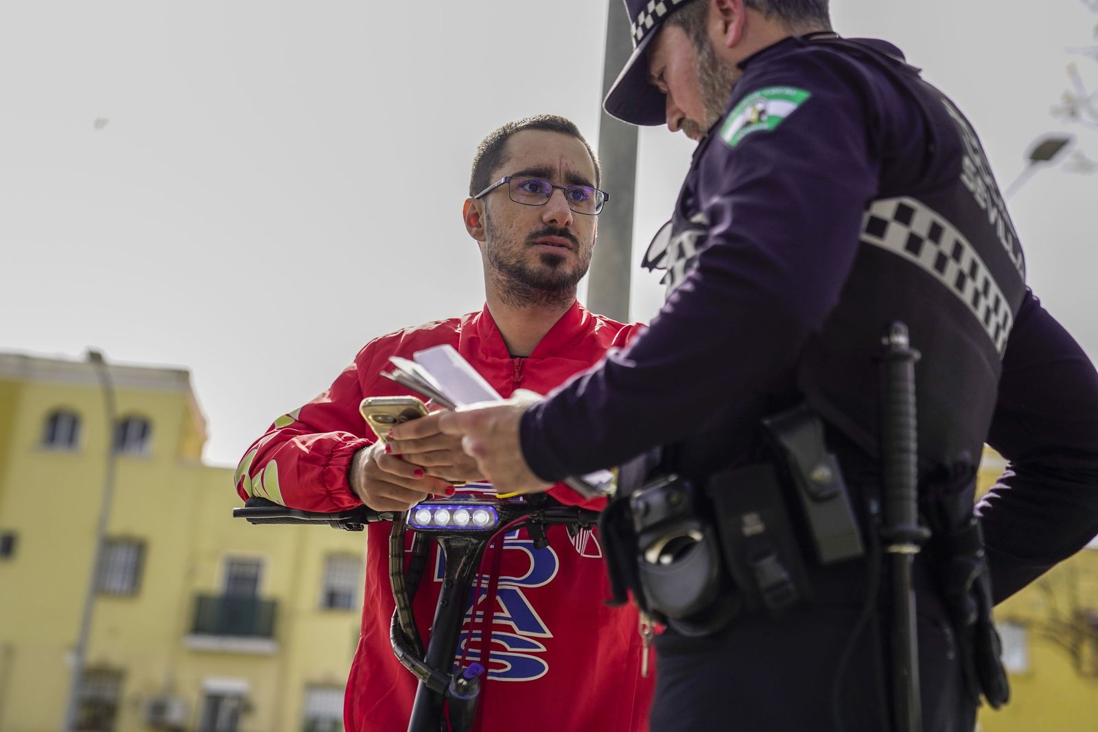 Primer día de multas a los patinetes de Sevilla, en imágenes