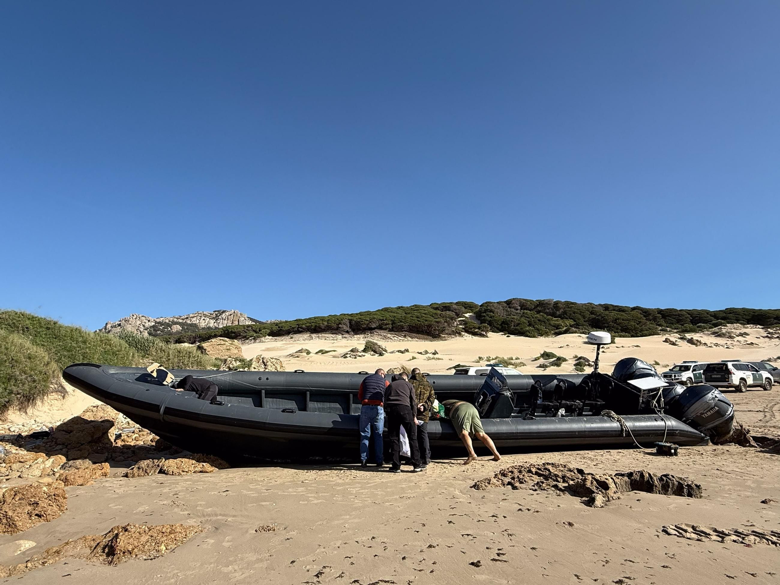 Intervienen casi 3.000 kilos de hachís en la playa de Bolonia, en imágenes