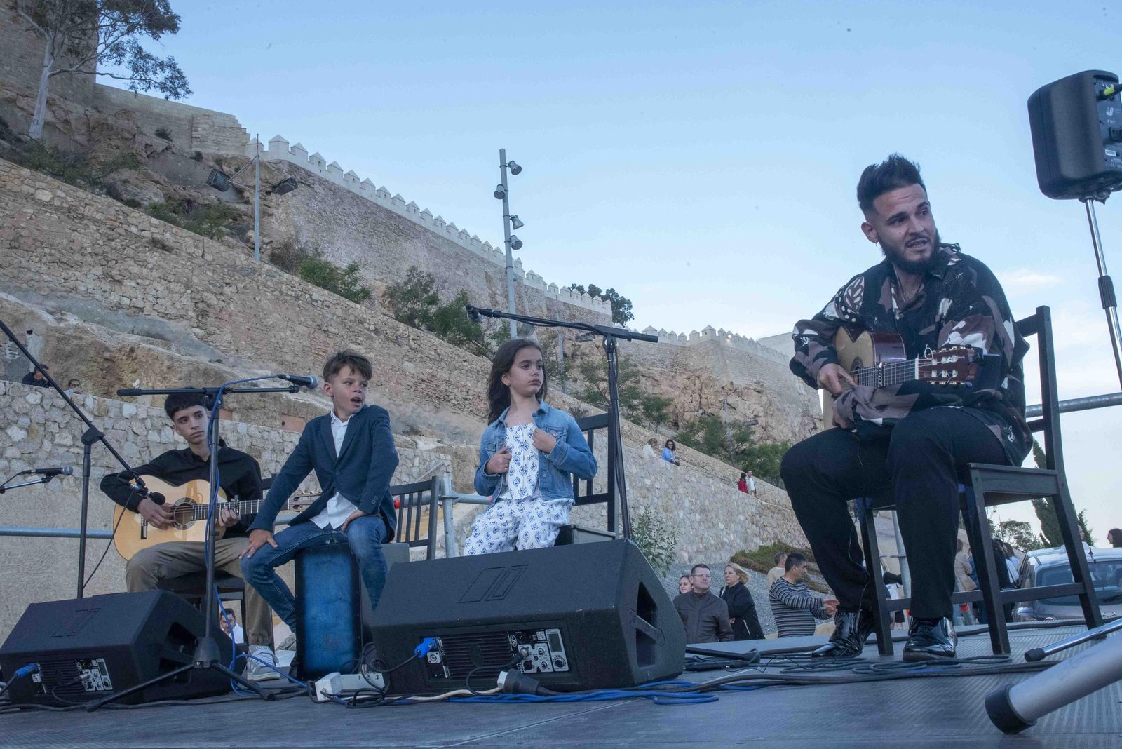 Los jóvenes de la Peña El Morato actuando en el Mesón Gitano.