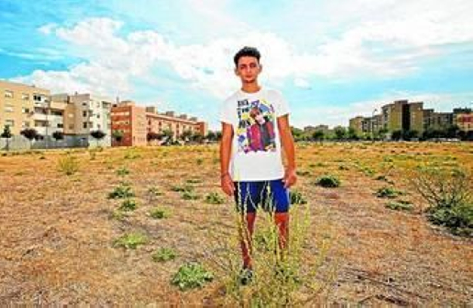 Said Chatiby, Halil en 'El niño', posa en Pino Montano, el barrio donde ha crecido.