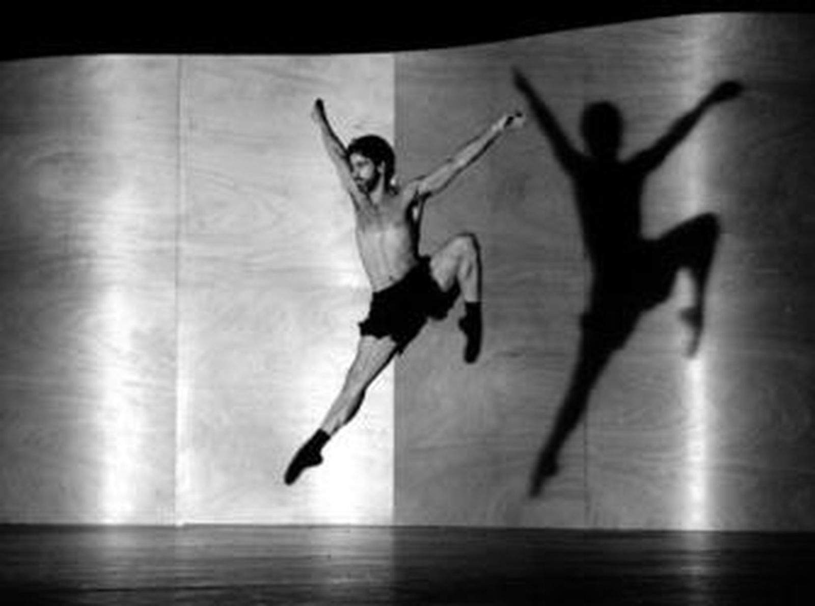 Una imagen de 'Enemy in the figure', segunda parte de la coreografía de Forsythe.