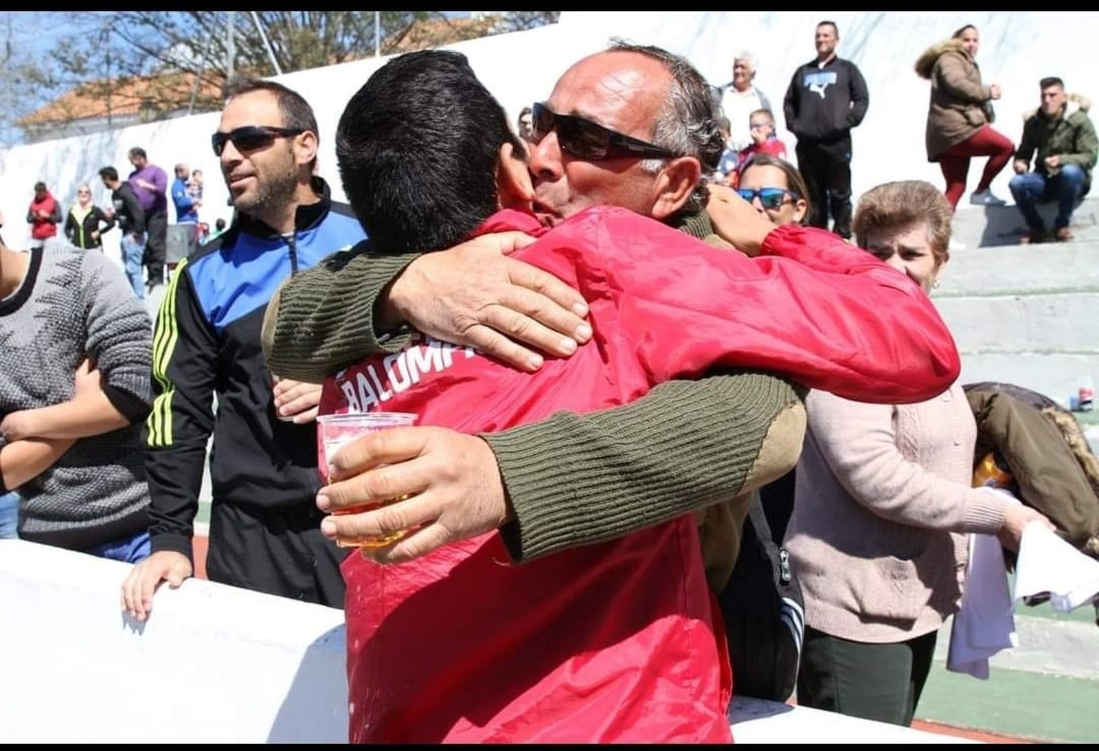 Paco Román se funde en un abrazo para celebrar un éxito del equipo.