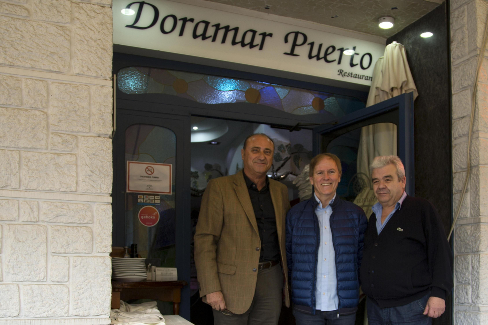 Junto a Enrique Romero y  Antonio Rivera, propietario y jefe  de cocina de Doramar Puerto.