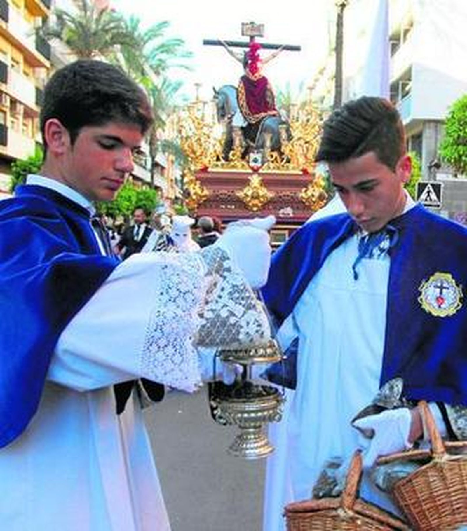 El paso de misterio llega desde Las Colonias hasta el Paseo de la Independencia.