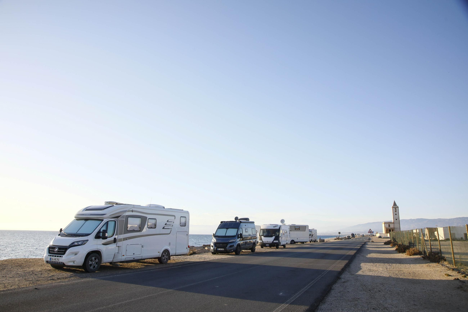 Autocaravanas estacionadas en la playa de Cabo de Gata, en imágenes