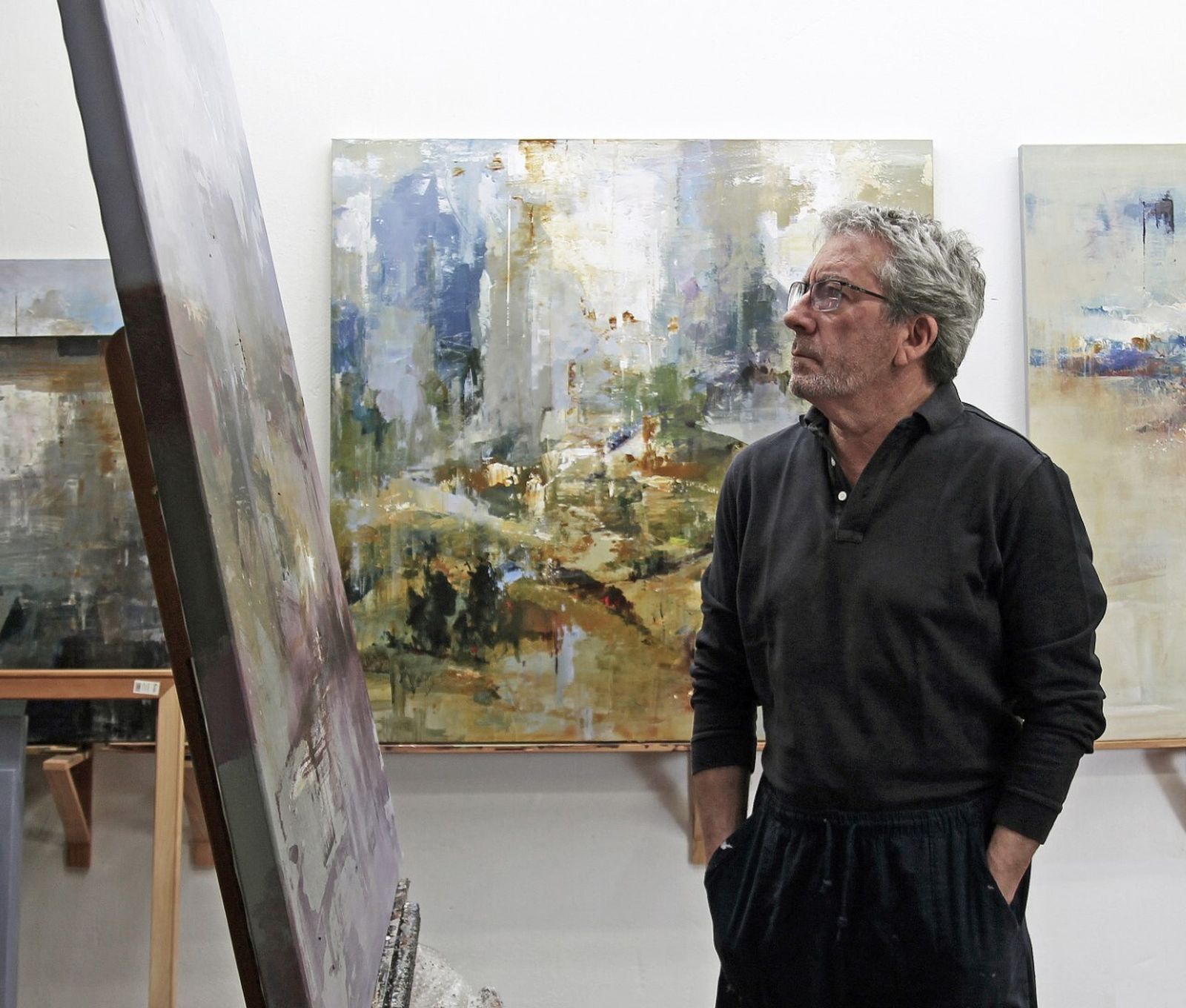 Ricardo Galán Urréjola contempla uno de sus cuadros.