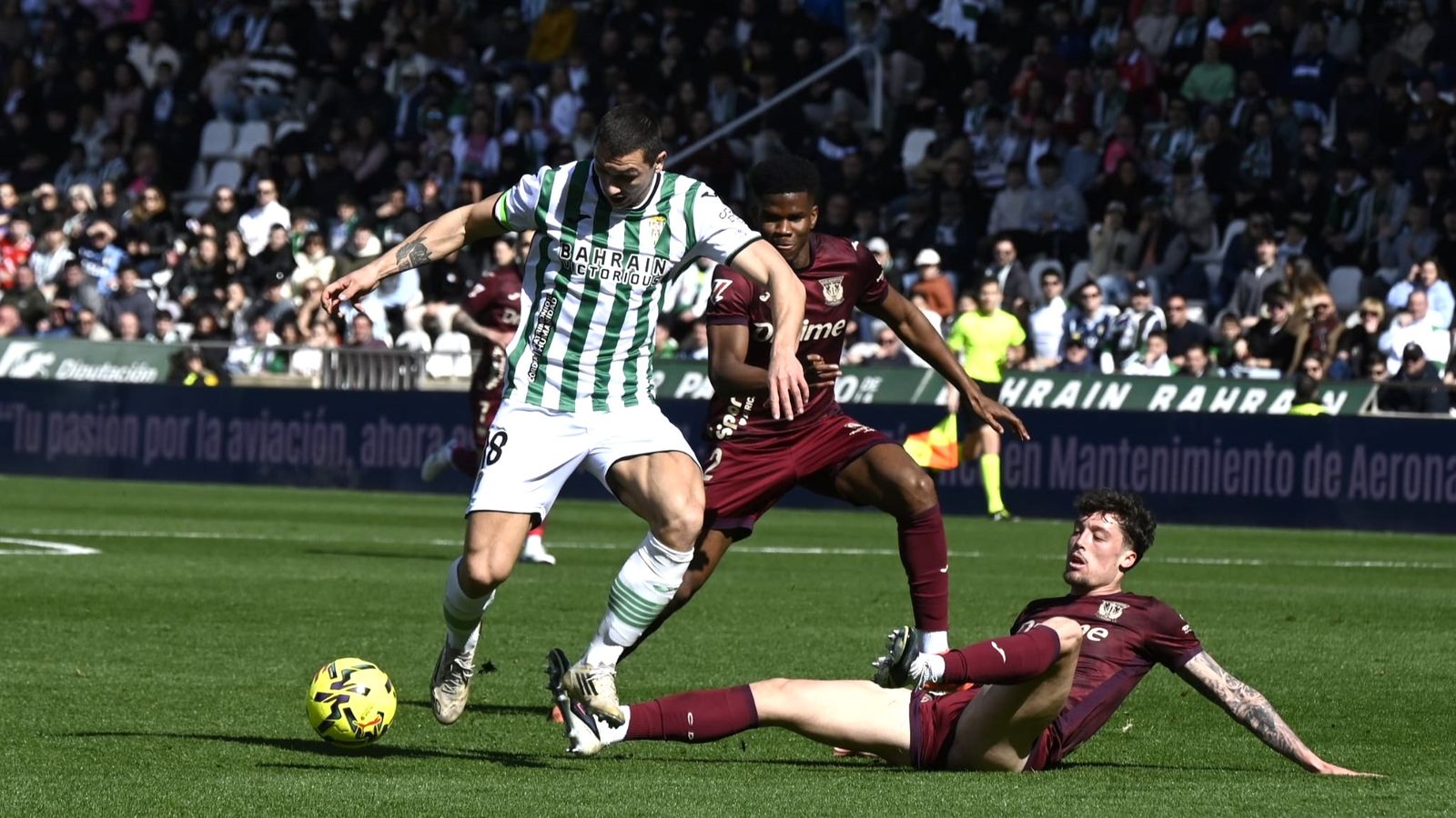 Adri Fuentes se lleva el balón tras superar a Lalo y Marvel en el Córdoba CF - Leganés.