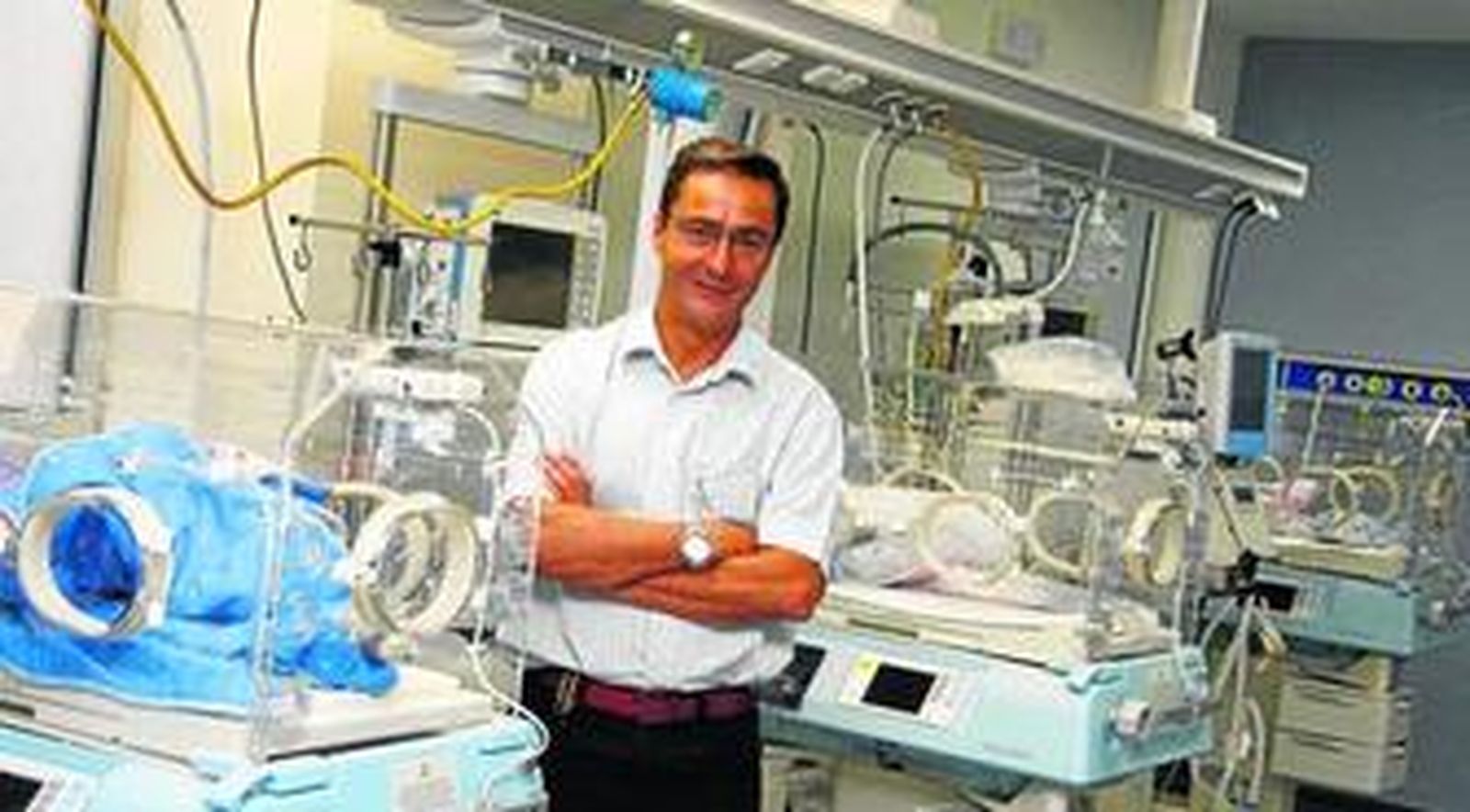 El director médico, Fernando Romero Candau, en la UCI Neonatal del hospital.