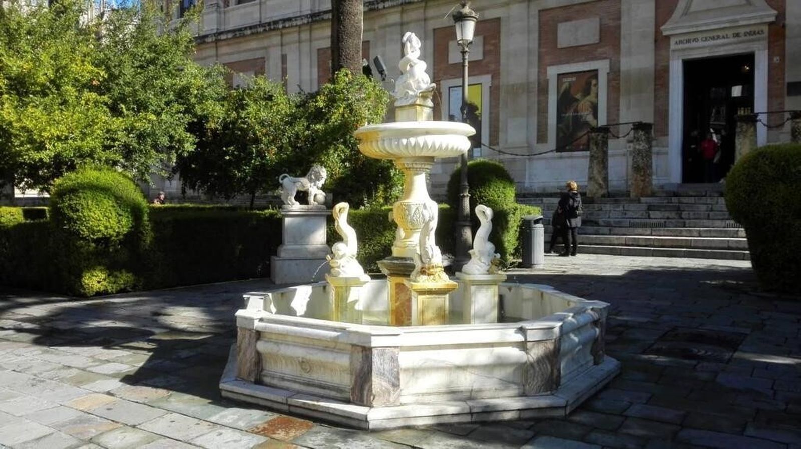 La fuente de la Casa de los Tenorio, situada frente al Archivo de Indias de Sevilla.