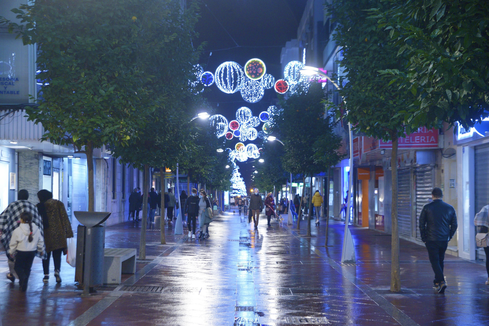 Fotos de ambiente de las calles de Algeciras el primer fin de semana de horario nocturno.