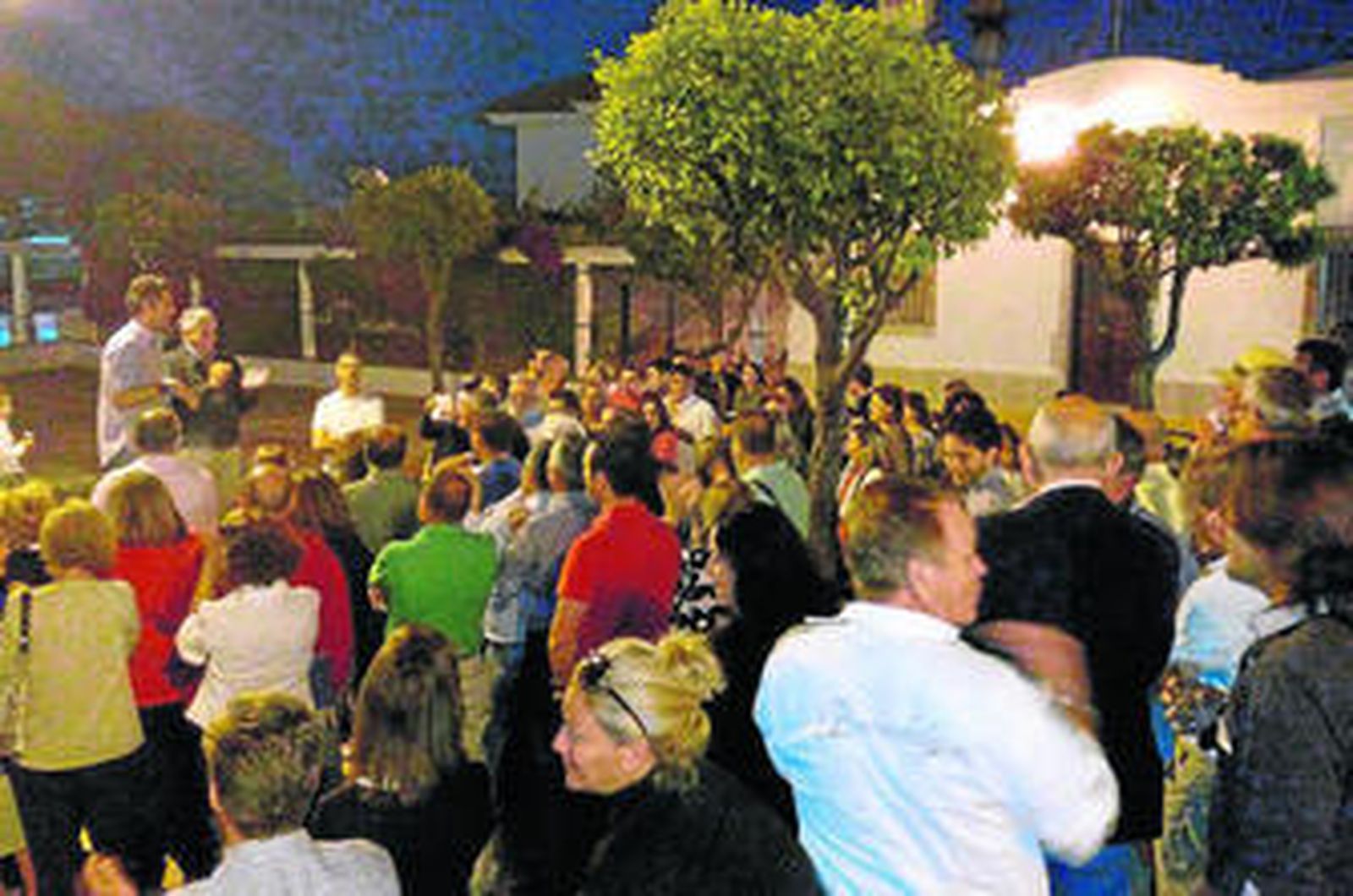 Marín y Núñez se dirigen al público en la sede de la Asociación de Vecinos de San Antonio.