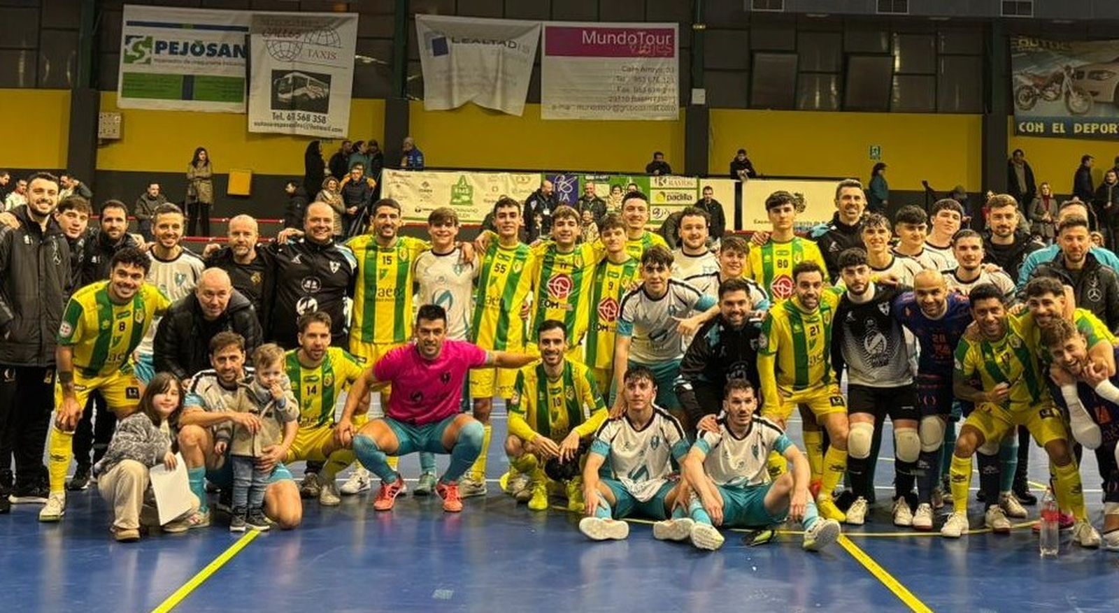 Foto de familia de ambos equipos en el pabellón 28 de febrero.