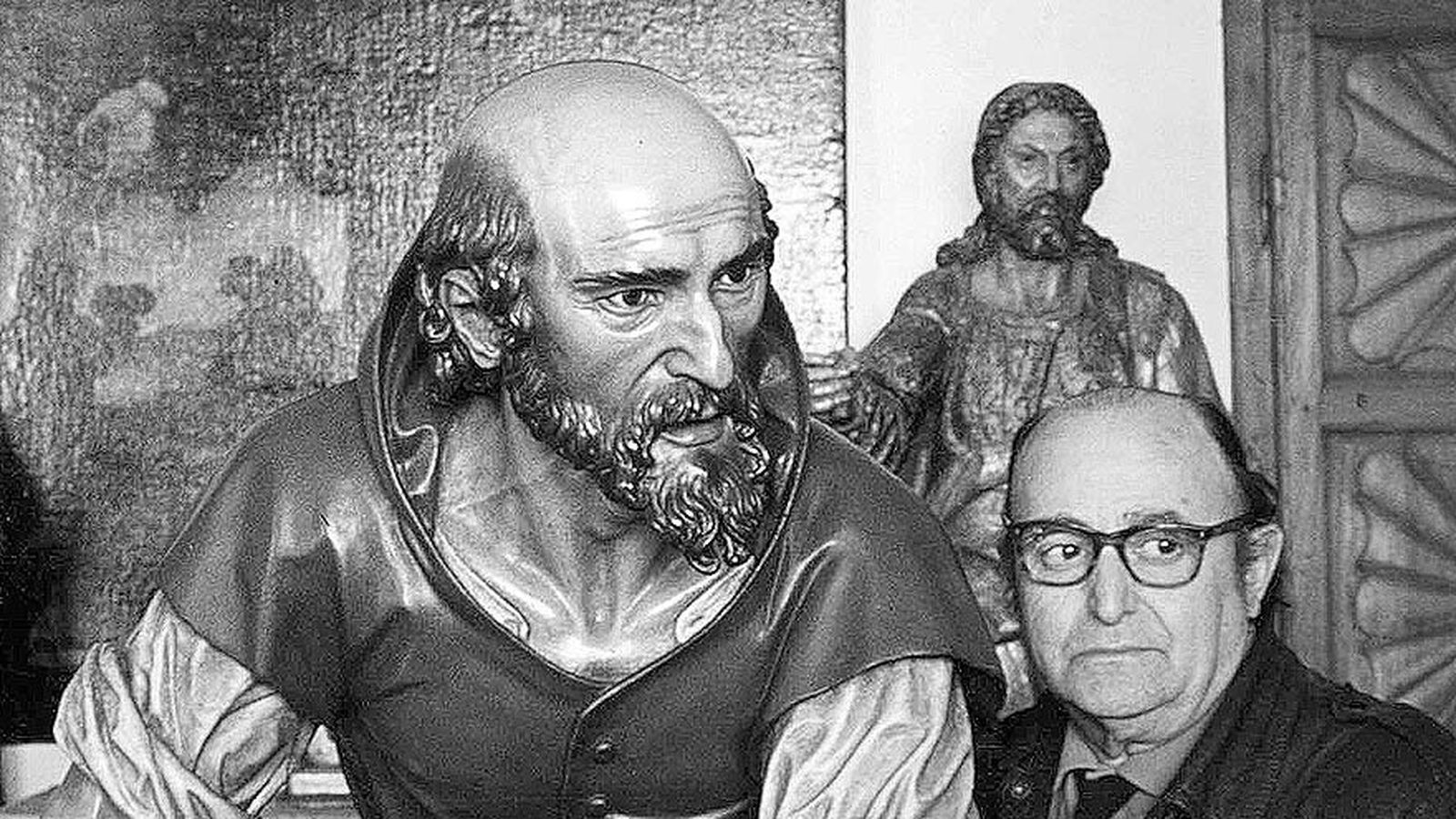 Sebastián Santos junto a su imagen.