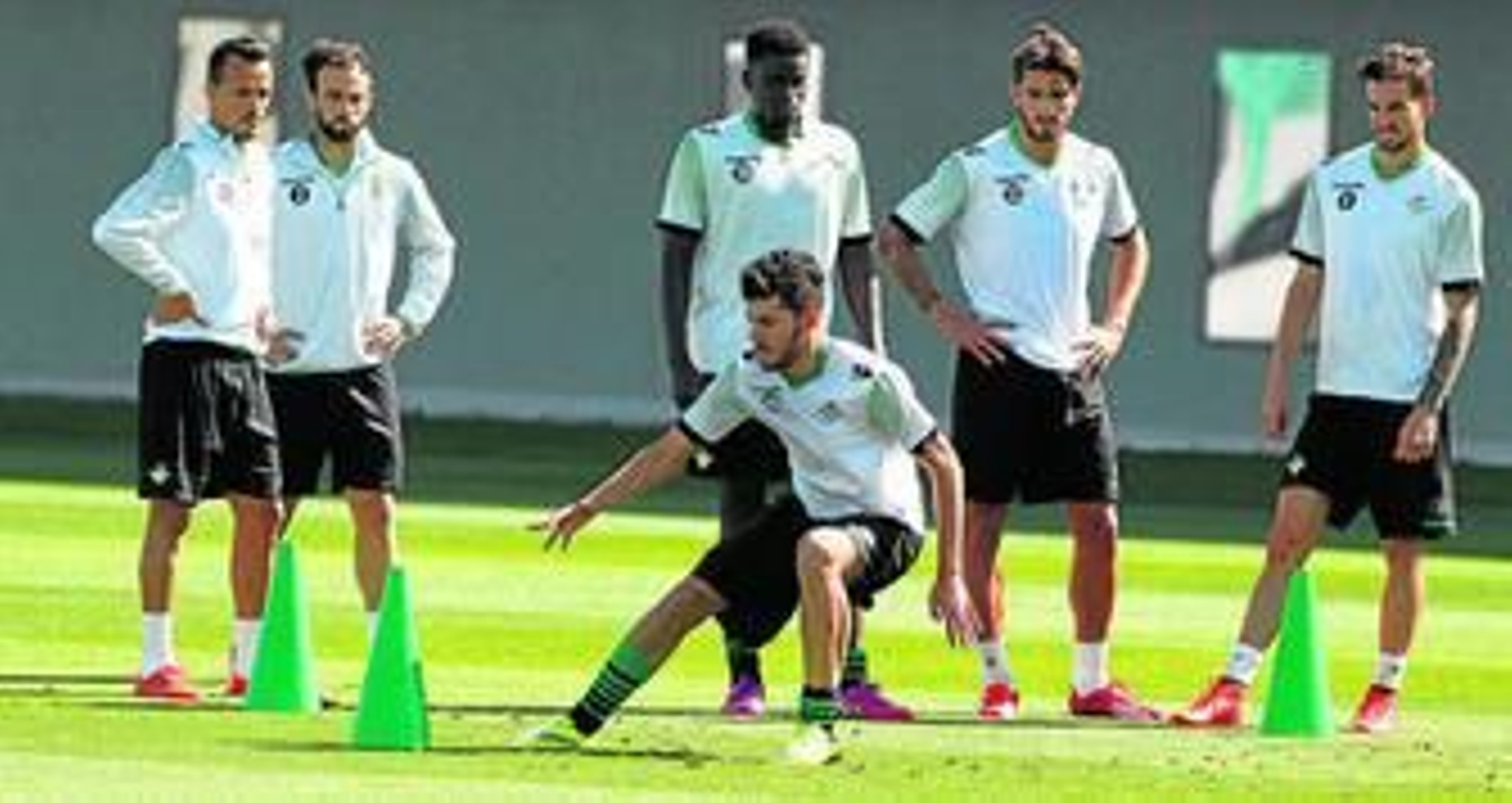 Dani Ceballos realiza un ejercicio ante la mirada de Kadir, Molinero, N'Diaye, Piccini y Rennella.