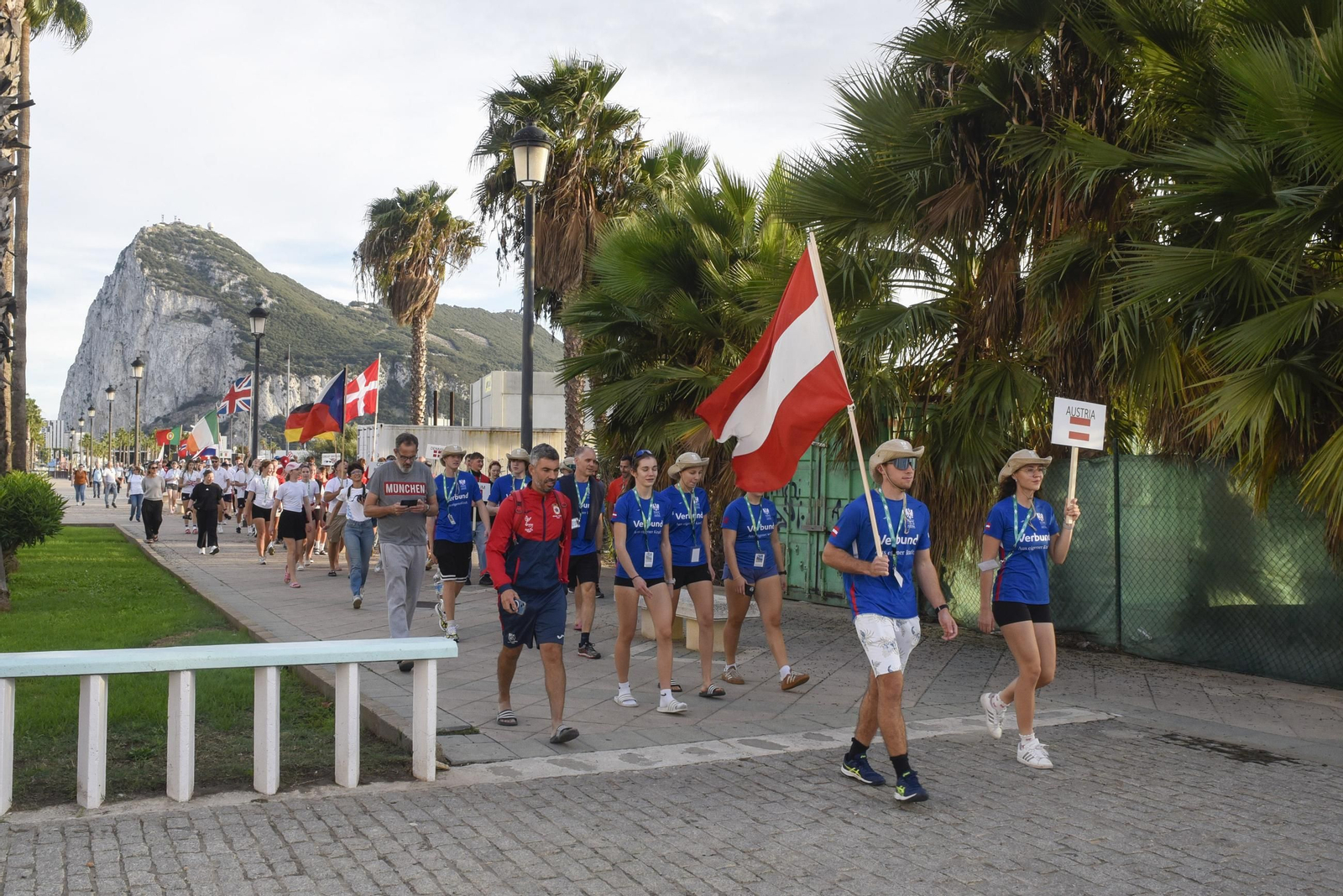 Las fotos del desfile de participantes de la Copa de la Juventud Europea de remo beach sprint de La Línea