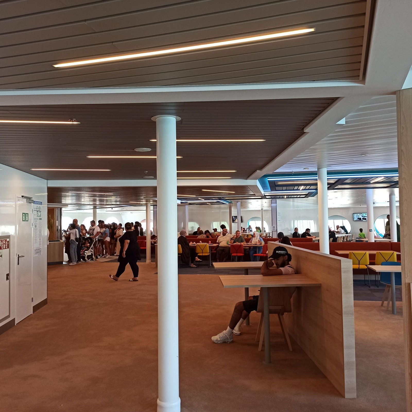 Pasajeros en la zona de autoservicio.