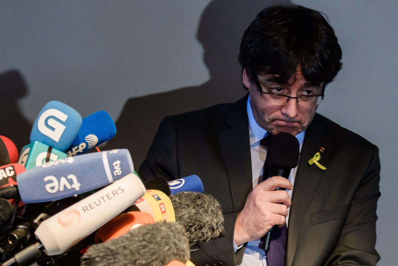 Carles Puigdemont atendiendo a la prensa.