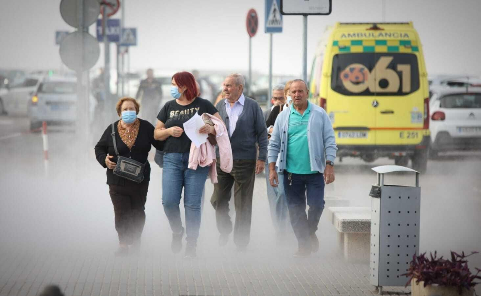 Usuarios del Hospital de Jerez en el recinto hospitalario.