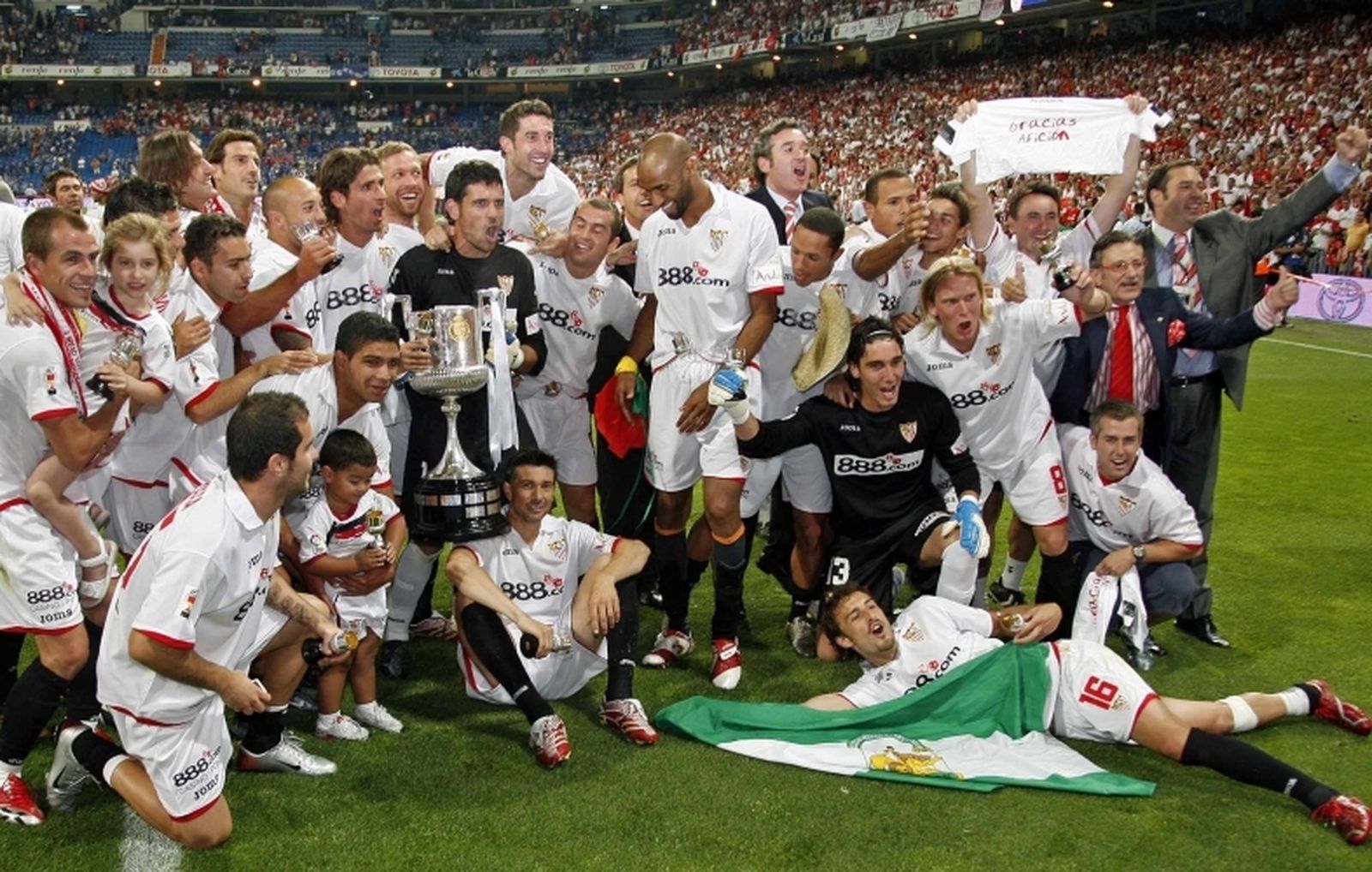 Los jugadores del Sevilla posan con la Copa del Rey en el Bernabéu.