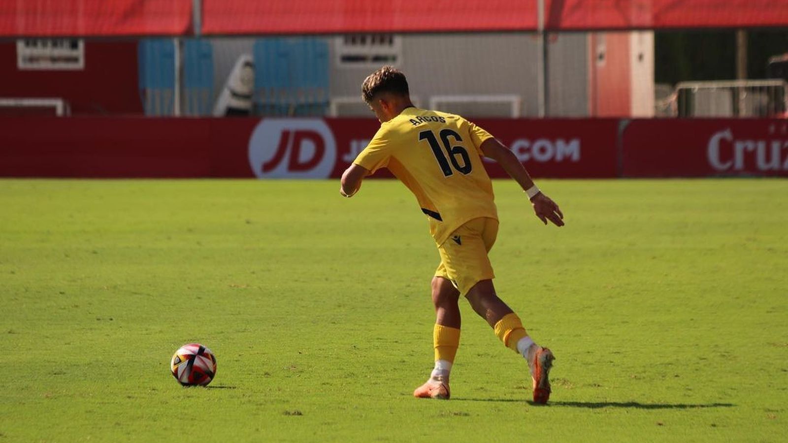 Antonio Arcos lanza una falta en el Jesús Navas, en su regreso al feudo nervionense