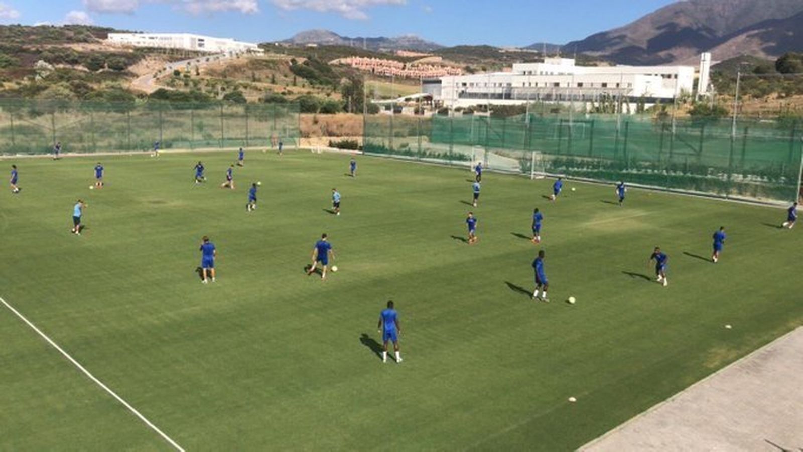 Un entrenamiento de la Balona en Arroyo Enmedio, Estepona