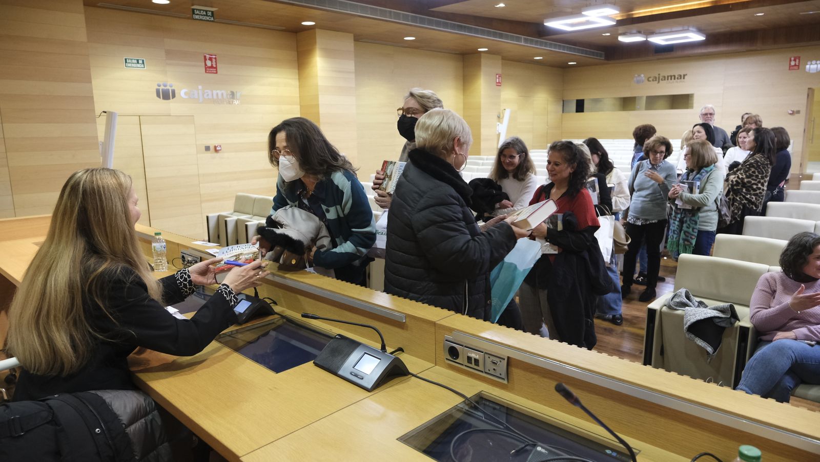 Imágenes del Diario de los Libros con la escritora ganadora del Premio Planeta 2022, Luz Gabás