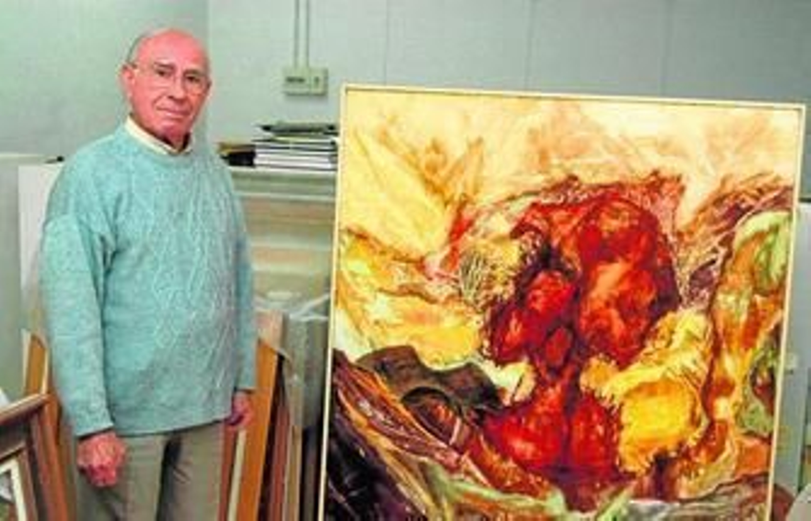 Antonio López Díaz con una de sus obras de pintura en su taller en la calle Jesús de Perceval.