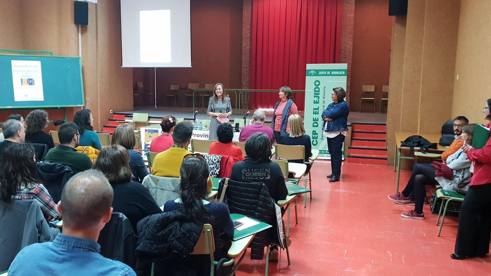Un momento de la charla en el Centro de Profesores de El Ejido con la asistencia de la Delegada de Educación