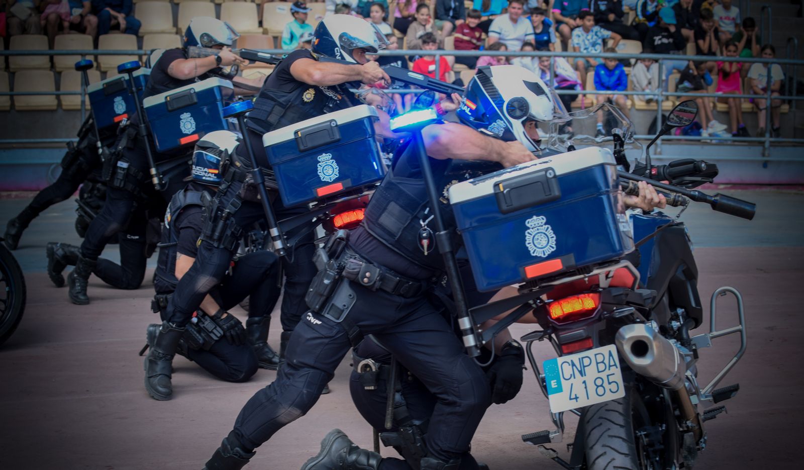 La exhibición policial con participación de la Unidad Aérea, Guías Caninos y Caballería, en imágenes