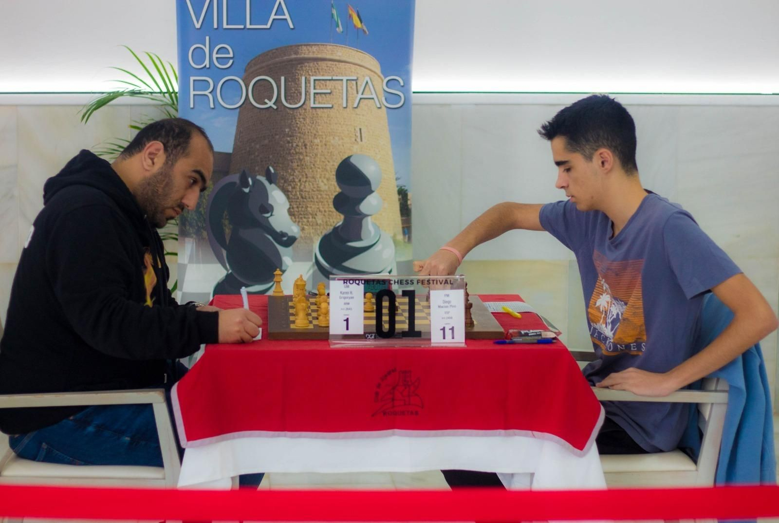 Dos participantes durante una partida del Chess Festival de Roquetas de Mar.