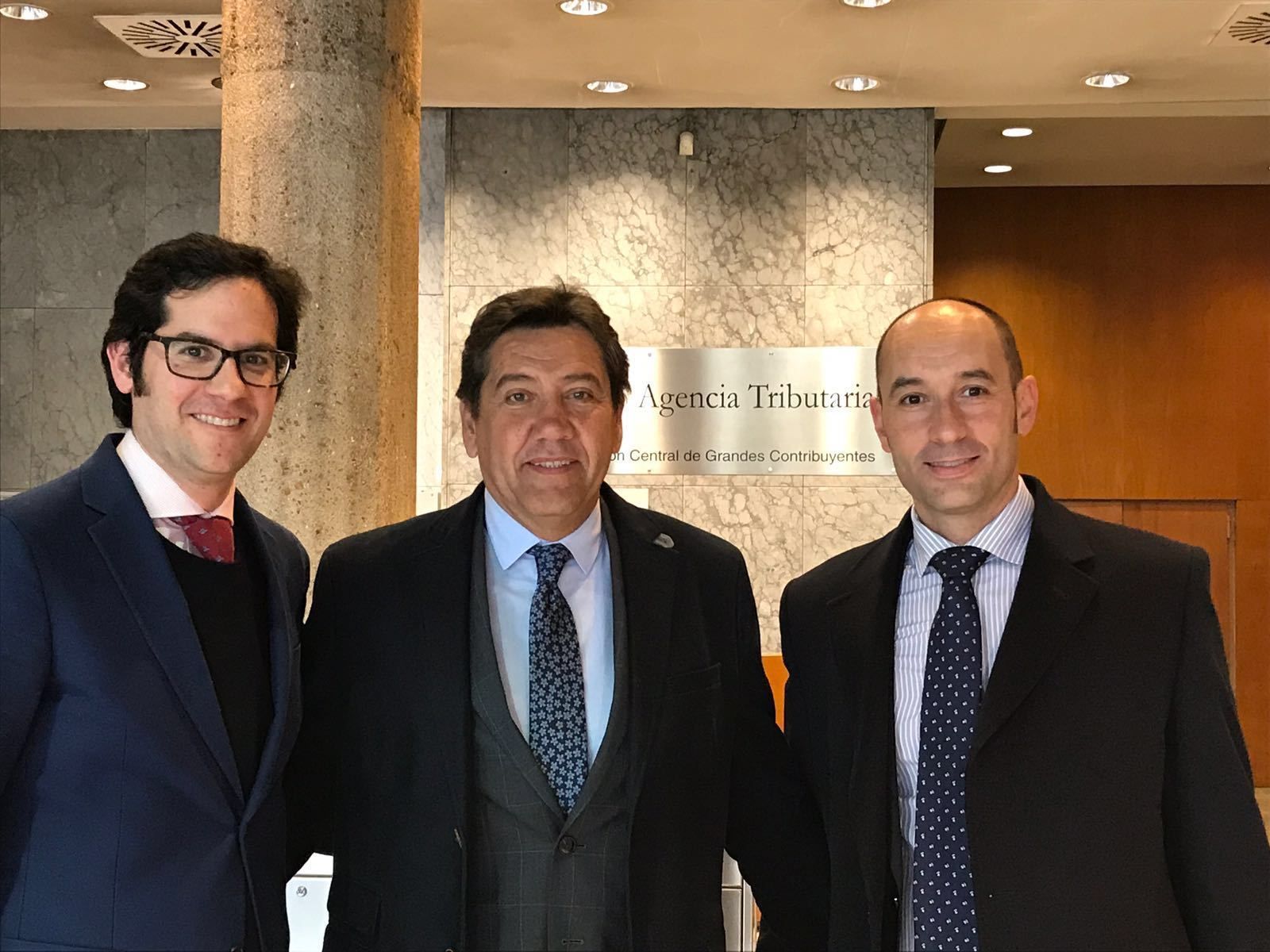 El presidente de la entidad, Manolo Zambrano, flanqueado por los consejeros Carlos Hita y José Antonio García Zambrano en las dependencias de la Agencia Tributaria en Madrid.