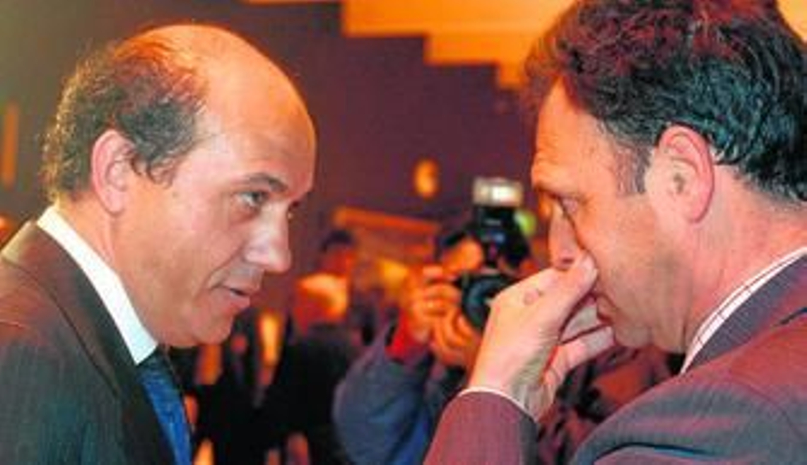 Del Nido y Caparrós se miran cara a cara en una imagen de archivo.