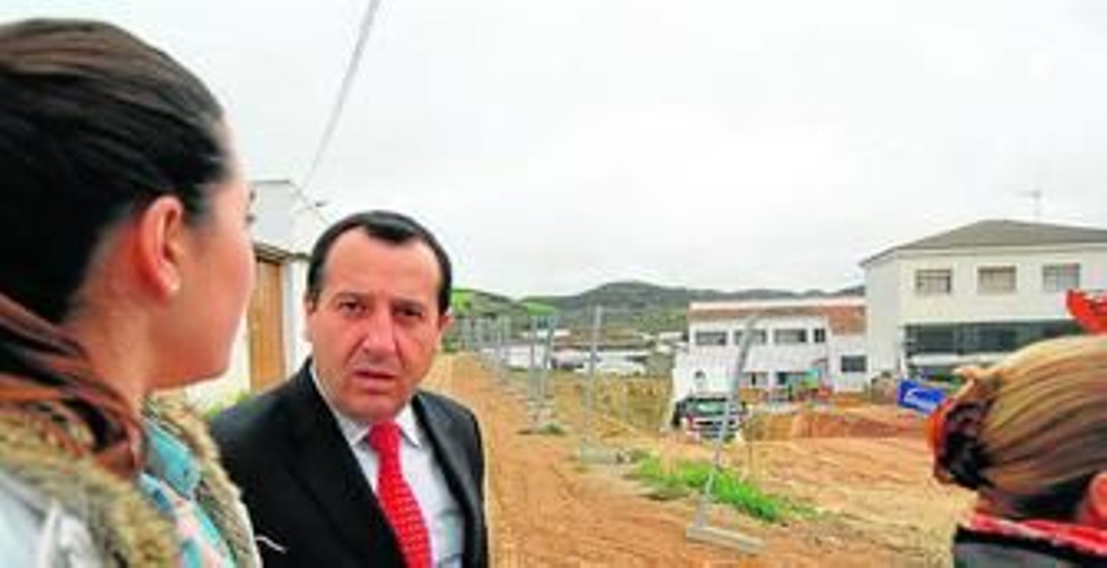 Ruiz Espejo ayer en las obras del colegio de Almargen.