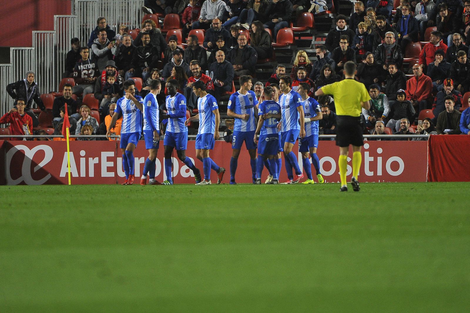 Los jugadores del Málaga celebran el primer gol, obra de Harper.
