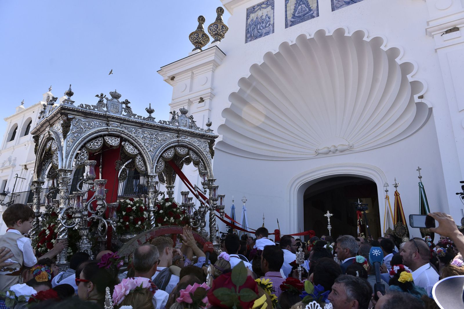 Presentación de las hermandades en la Ermita del Rocío.