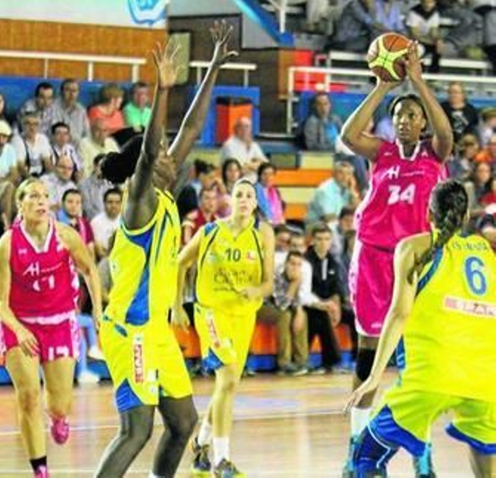 Chelsea Davis lanza a canasta en el encuentro ante Gran Canaria disputado en el Andrés Estrada. Chelsea Davis lanza a canasta en el encuentro ante Gran Canaria disputado en el Andrés Estrada.