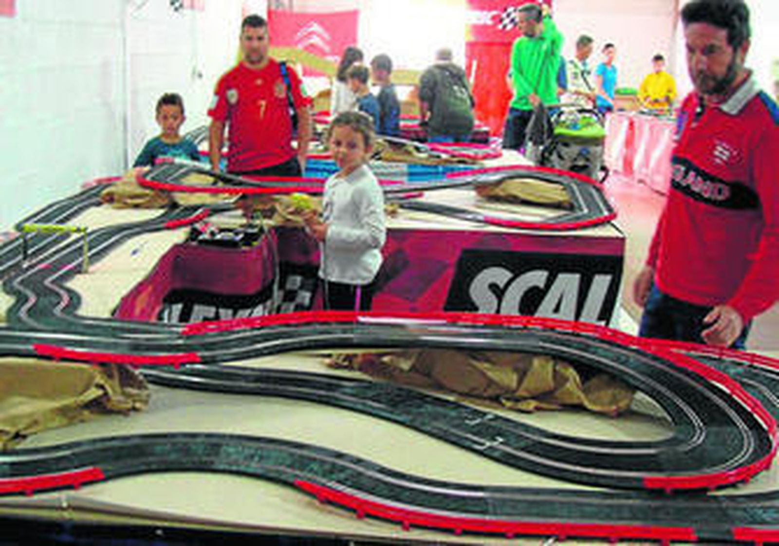 Los tres mejores se alzaron con un trofeo y un coche de carreras para seguir compitiendo.