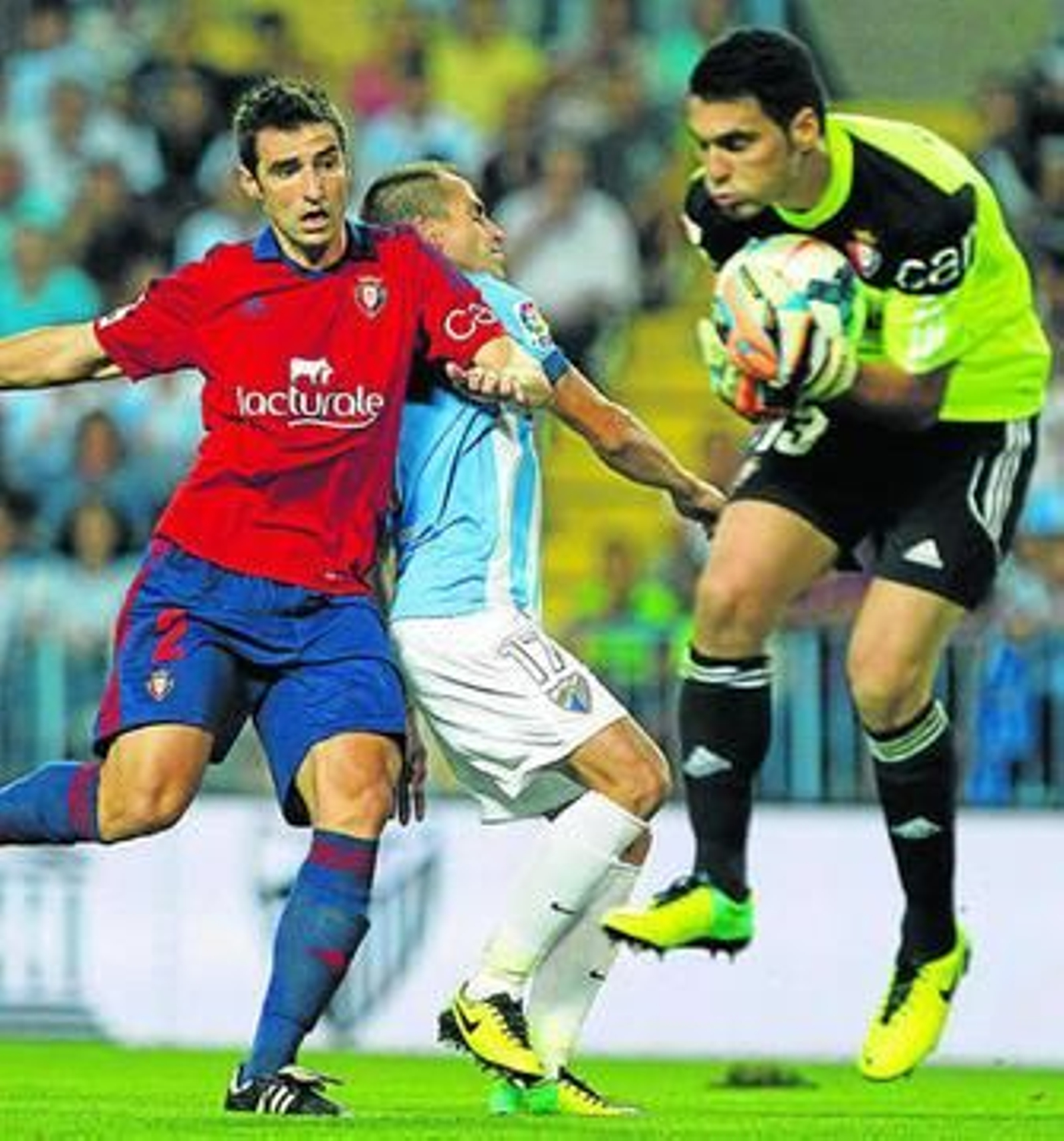 Andrés Fernández bloca el esférico y Marc Bertrán bloquea a Duda.