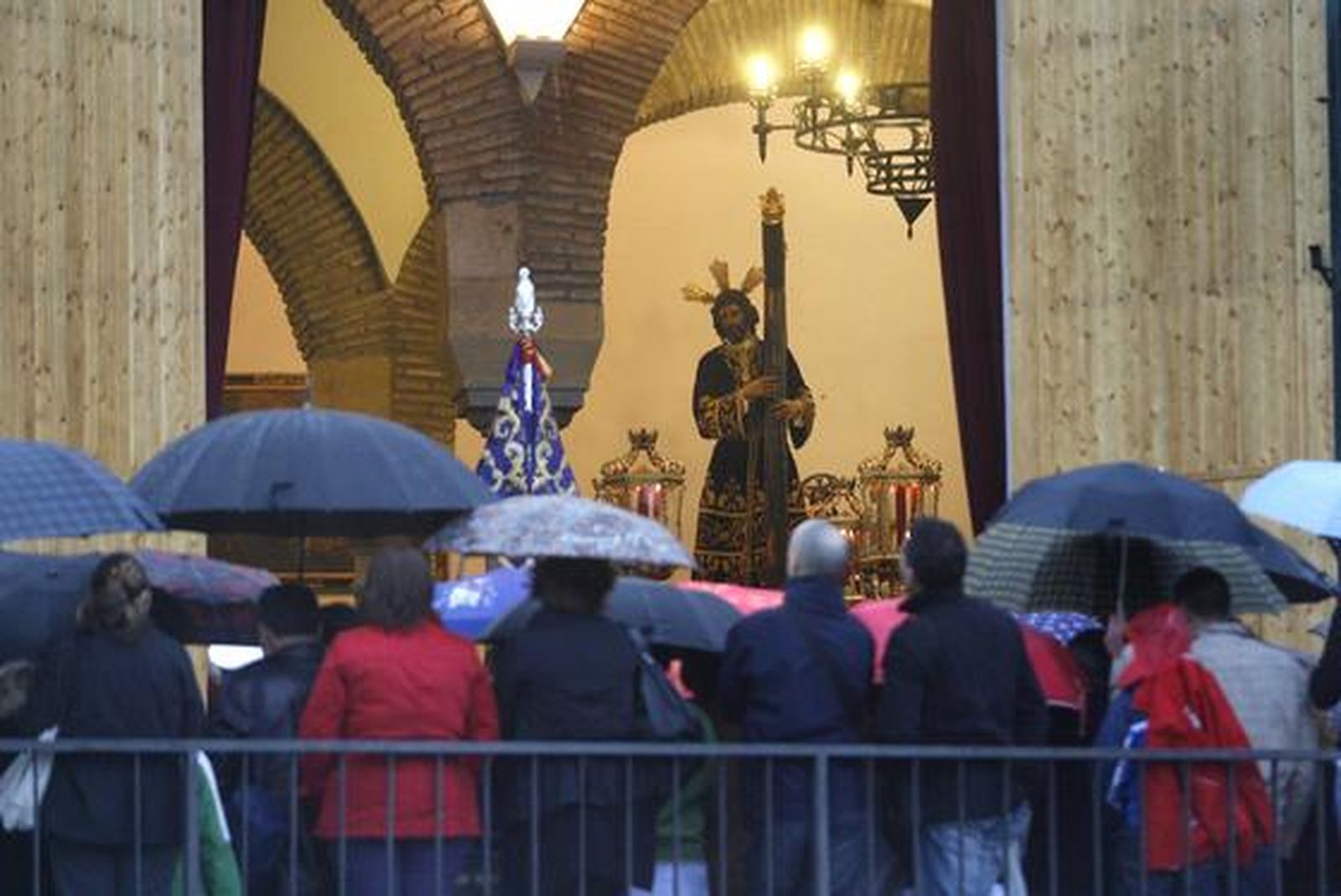 La gente se agolpa a las puertas del templo para contemplar a los titulares. / José Martínez