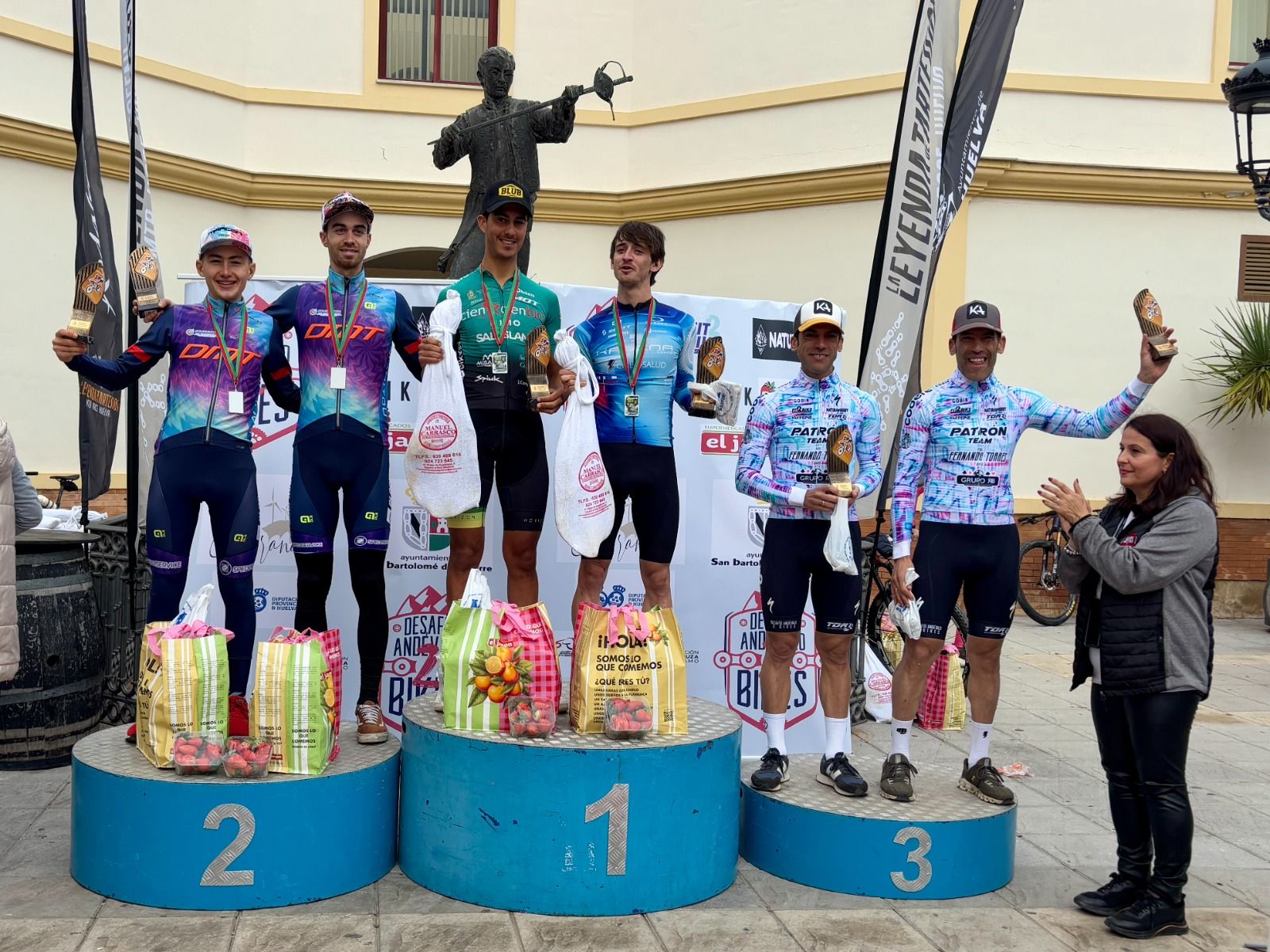 Pódium de campeones en categoría masculina.