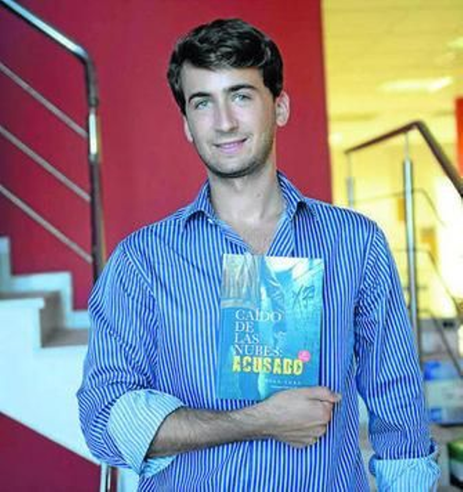 Pepe Toro sostiene su libro, días atrás, en Cádiz.