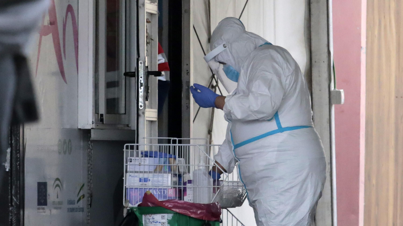 Un profesional sanitario en el autocovid del hospital de Jerez.