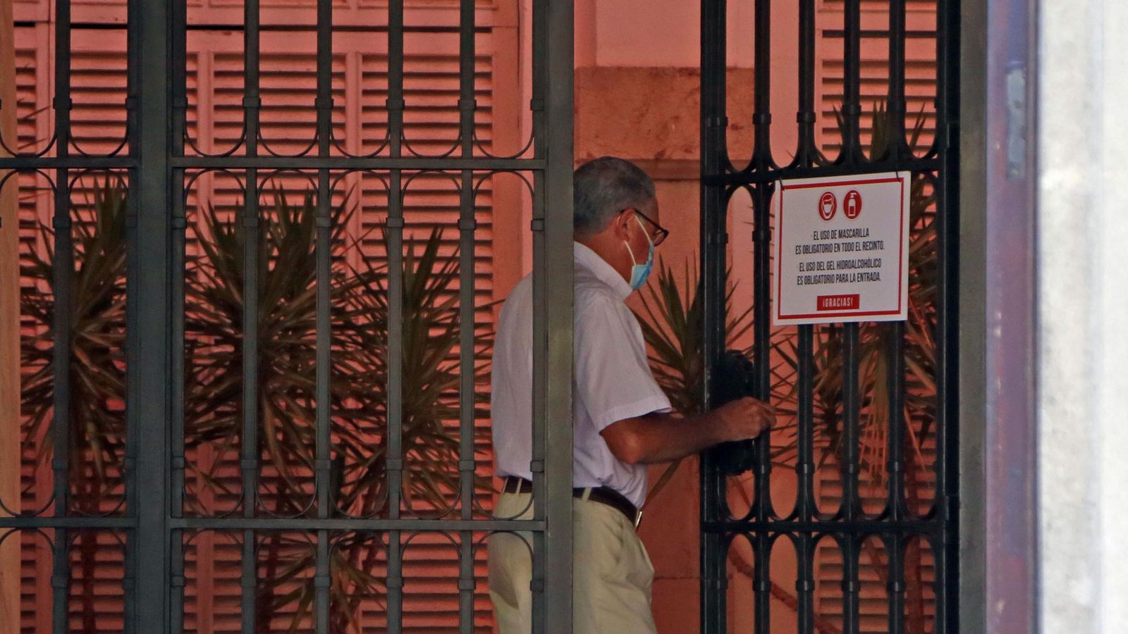 Otro de los vocales junto a la reja que da acceso al patio del Consejo Regulador.