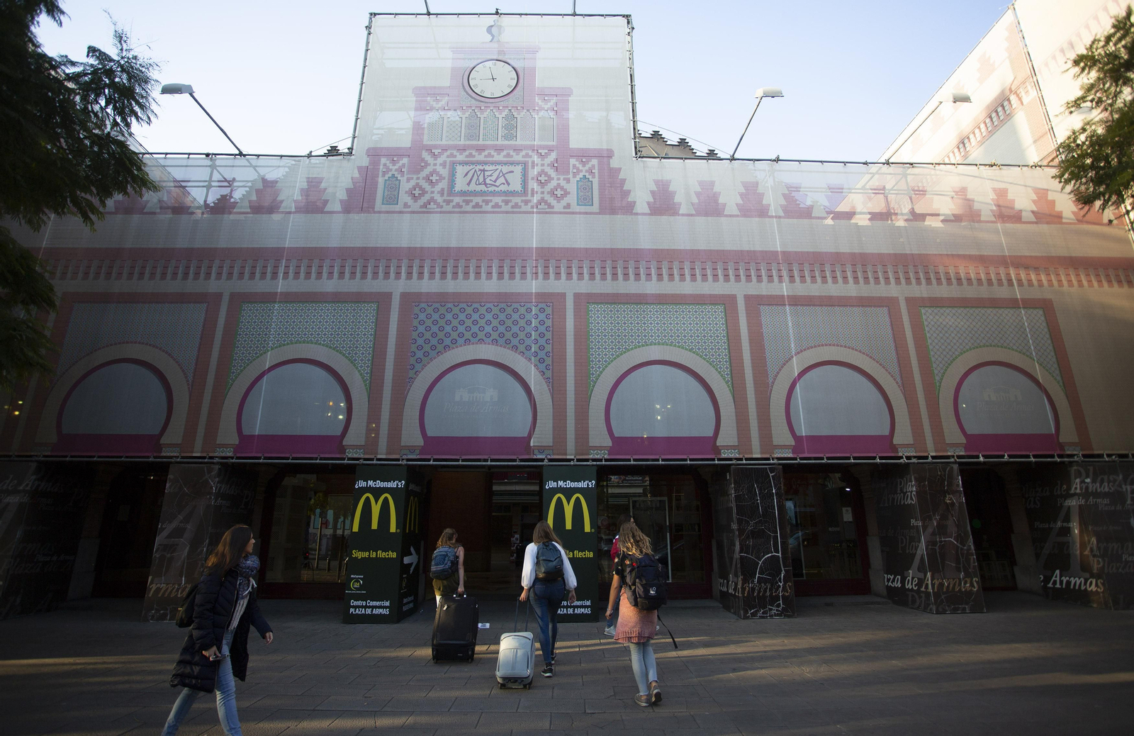 Fachada de la entrada principal del centro comercial Plaza de Armas con la lona que cubre el edificio desde 2012.