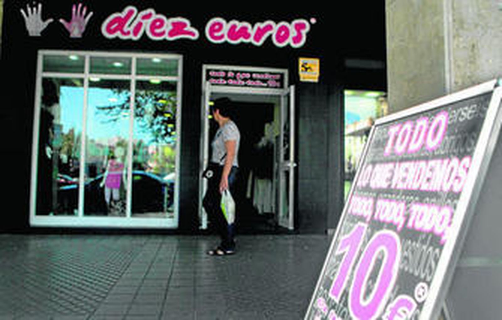 El establecimiento está situado en la avenida Ana de Viya, frente a la iglesia de San José.